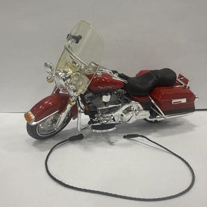 Könnte beinhalten: Ein Set aus drei Keramikbechern mit gesprenkelter, matter Oberfläche. Die Becher sind in Creme-, Hellgrau- und Dunkelgrautönen gehalten. Jeder Becher hat ein schlichtes, modernes Design und einen abgerundeten Henkel.