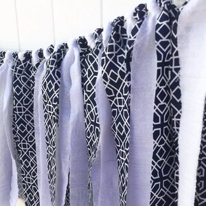 SAMPLE SALE- Klaar om te verzenden, Marineblauw en wit, Stof Banner, Scrappy Banner, Stof slinger, School Kleuren, Graduation Decor, Photo Prop