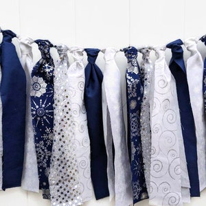 Ghirlanda di Natale, striscione natalizio blu argento e bianco, supporto per foto, decorazione per mantello, decorazione natalizia. Banner di Hanukkah, banner festivo