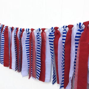Rot, Weiß und Blau, Rag Tie Girlande, Scrappy Banner, Weihnachtsbanner, 4. Juli Wimpelkette, Vaterländische Girlande, Jungenzimmer, Stoffgirlande