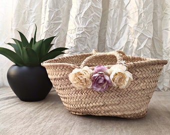 Petit panier marocain en osier personnalisé de fleurs pivoines, le cadeau idéal prêt à expédier