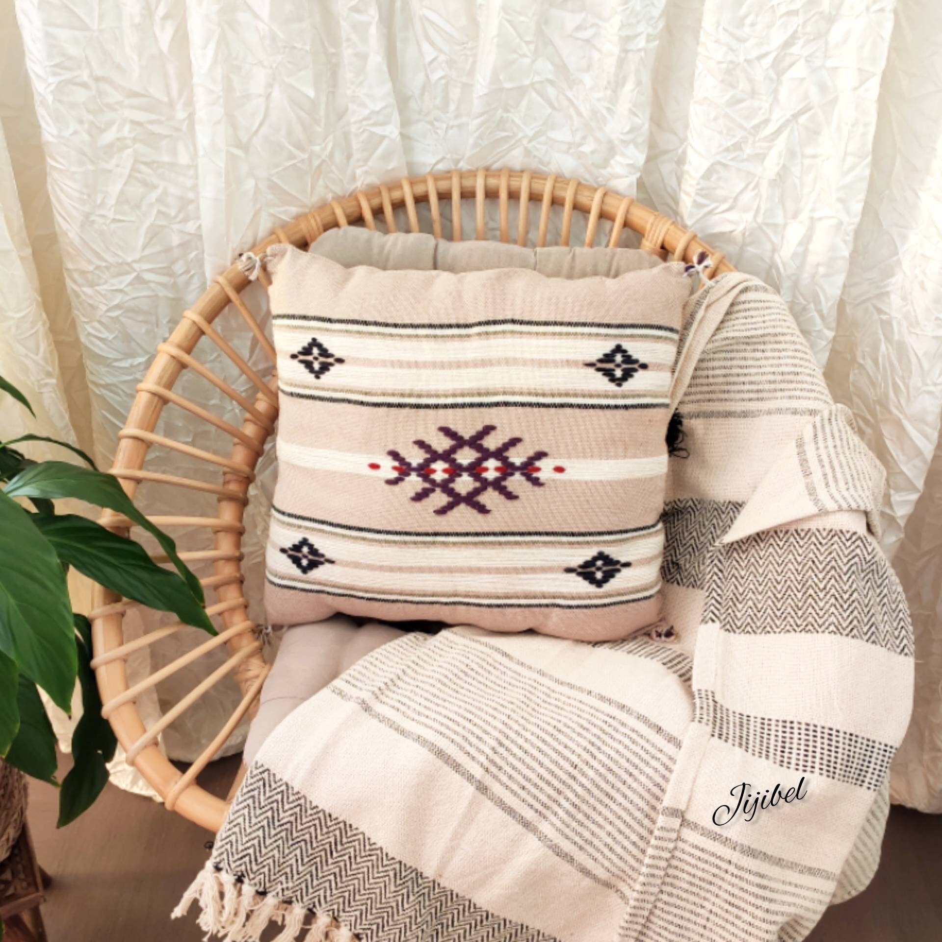 Coussin Beige Tissé et Brodé à La Main