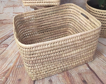 Handcrafted storage basket in natural fibers, aesthetic and practical