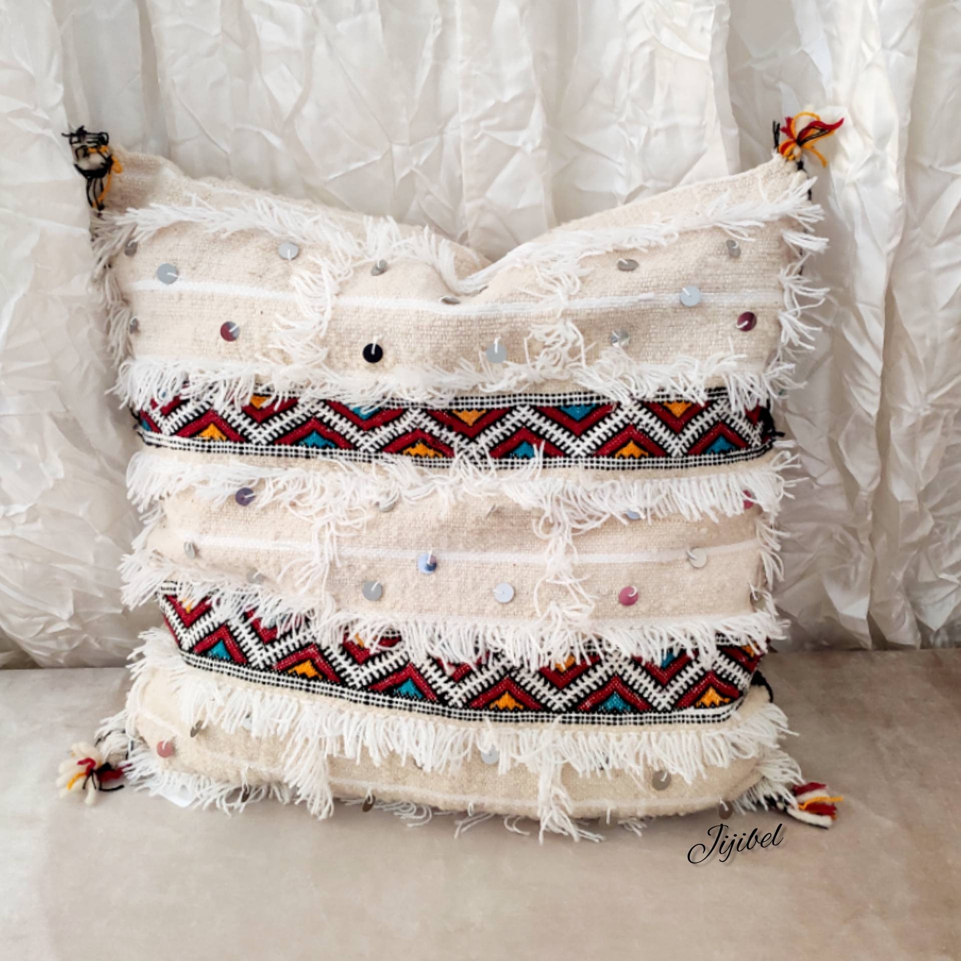 Coussin Sequins Blanc Tissé et Brodé à La Main