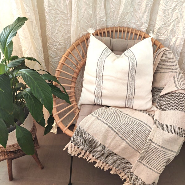 Housse de coussin blanc et gris tissé à la main