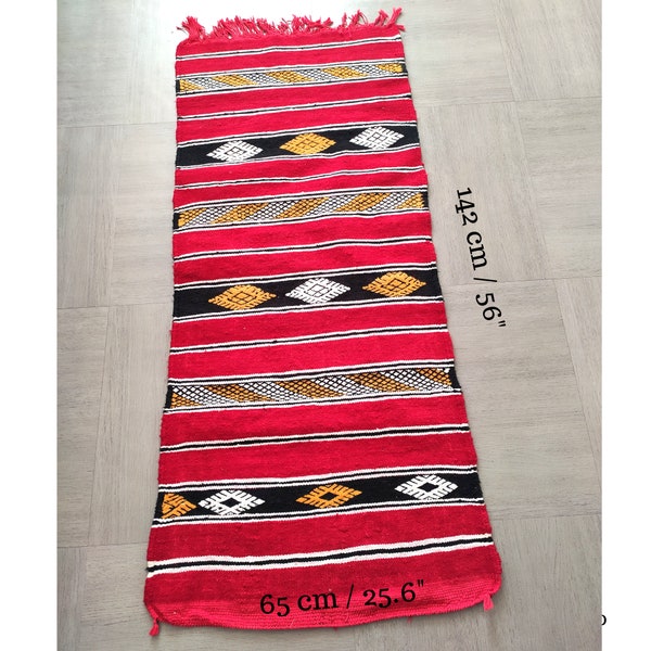Tapis berbère Kilim rouge fait main en laine naturelle, Tapis de couloir ou descente de lit  65 x 142 cm