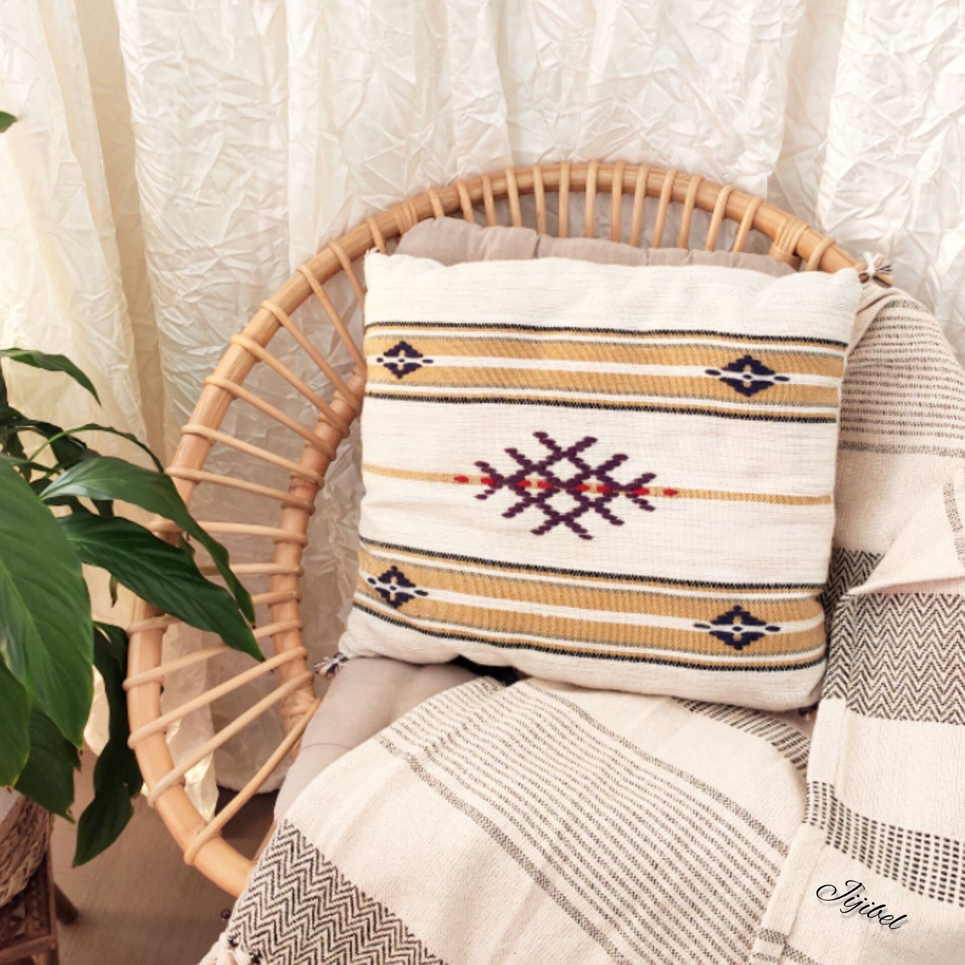 Coussin Blanc Cassé Tissé et Brodé à La Main