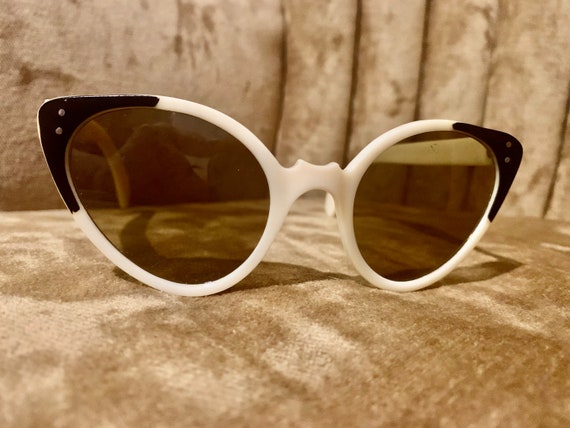 Vintage 60's NOS Cream and Black Cateye Sunglasses - image 3