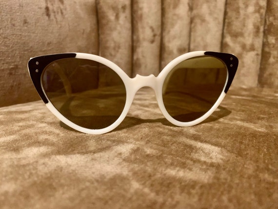 Vintage 60's NOS Cream and Black Cateye Sunglasses - image 7