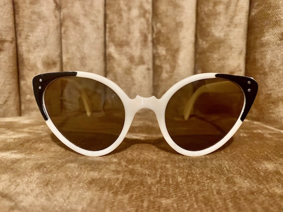 Vintage 60's NOS Cream and Black Cateye Sunglasses - image 2