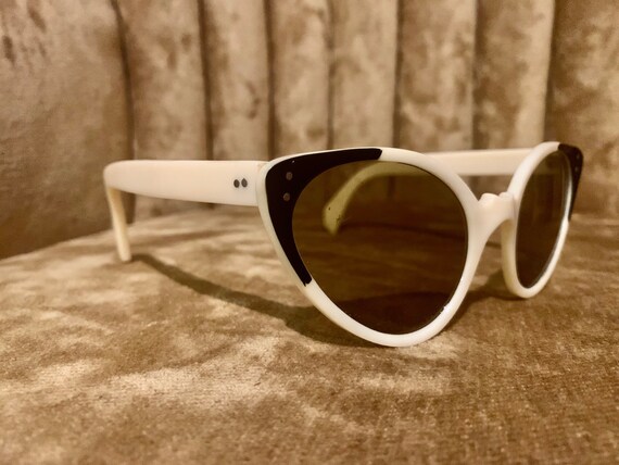 Vintage 60's NOS Cream and Black Cateye Sunglasses - image 5