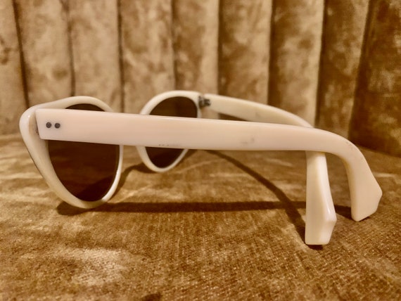 Vintage 60's NOS Cream and Black Cateye Sunglasses - image 8