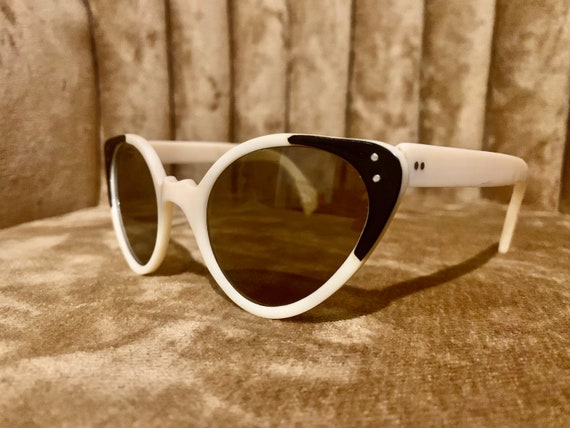 Vintage 60's NOS Cream and Black Cateye Sunglasses - image 6