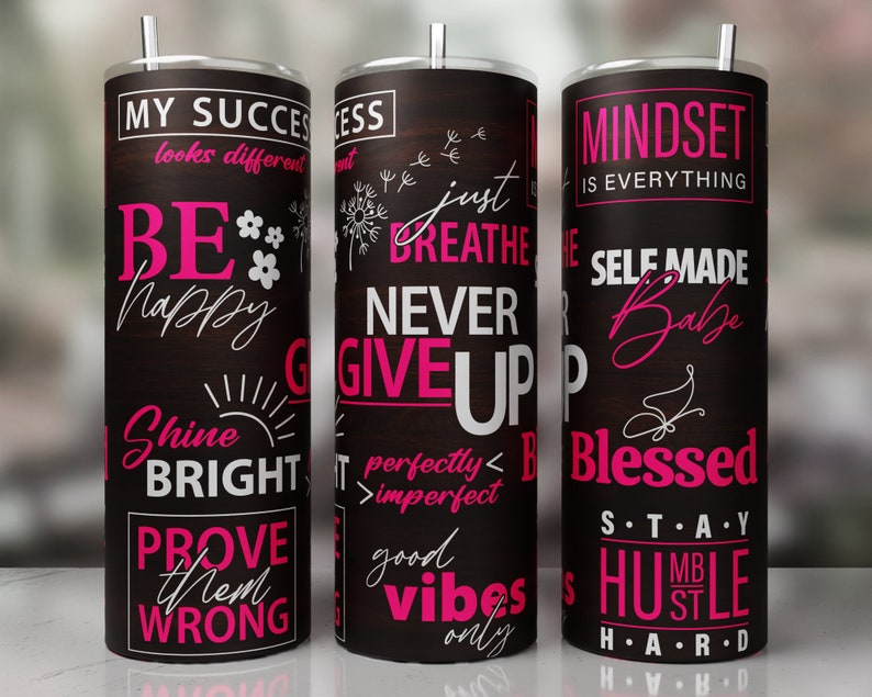 Peut inclure: Trois gobelets noirs et blancs avec des citations de motivation roses. Les citations incluent "My Success Looks Different", "Just Breathe Never Give Up", et "Mindset Is Everything Self Made Babe Blessed Stay Humble Hustle Hard".
