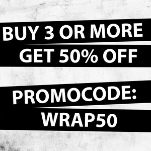 Peut inclure: Texte noir et blanc sur fond blanc avec une texture grunge. Le texte dit "ACHETEZ 3 ARTICLES OU PLUS OBTENEZ 50% DE REMISE CODE PROMO : WRAP50".