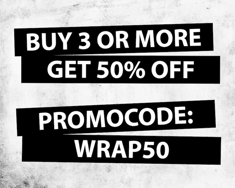 Peut inclure: Texte noir et blanc sur fond blanc avec une texture grunge. Le texte dit "ACHETEZ 3 ARTICLES OU PLUS OBTENEZ 50% DE REMISE CODE PROMO : WRAP50".