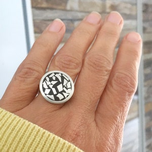 Mooie kleine ronde ring met zilver mozaïek in zwart koud-emaille, edelsmid ontwerp afbeelding 1