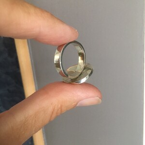 Mooie kleine ronde ring met zilver mozaïek in zwart koud-emaille, edelsmid ontwerp afbeelding 9