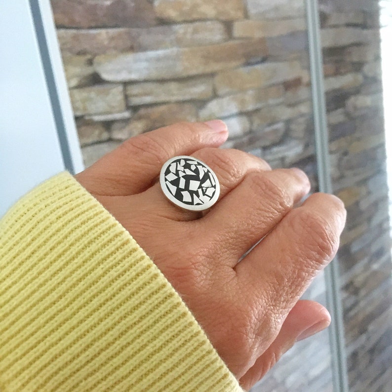 Mooie kleine ronde ring met zilver mozaïek in zwart koud-emaille, edelsmid ontwerp afbeelding 5