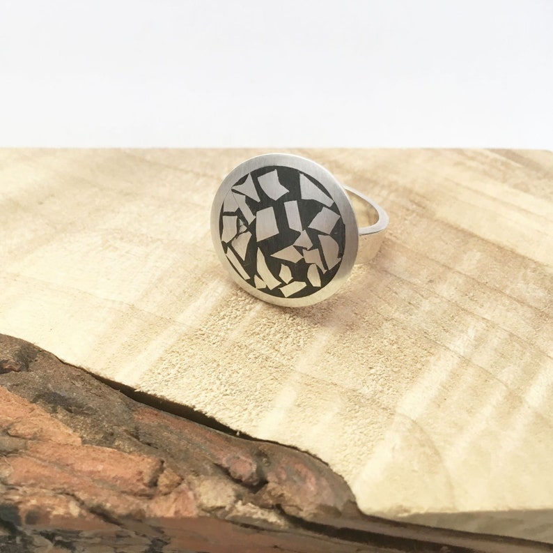 Mooie kleine ronde ring met zilver mozaïek in zwart koud-emaille, edelsmid ontwerp afbeelding 3