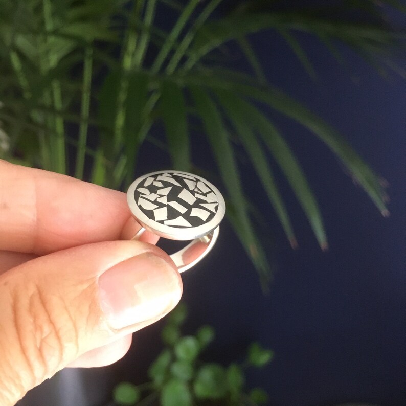 Mooie kleine ronde ring met zilver mozaïek in zwart koud-emaille, edelsmid ontwerp afbeelding 6