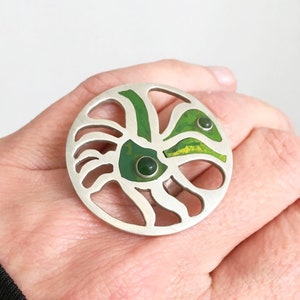 Grote kunstzinnige zilveren statementring met jade en groen koud-emaille, handgemaakt uniek item. afbeelding 6