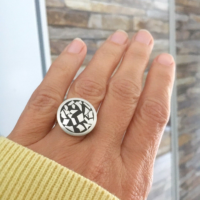 Mooie kleine ronde ring met zilver mozaïek in zwart koud-emaille, edelsmid ontwerp afbeelding 1