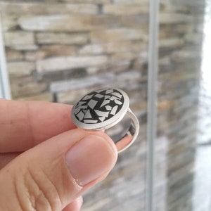 Mooie kleine ronde ring met zilver mozaïek in zwart koud-emaille, edelsmid ontwerp afbeelding 8