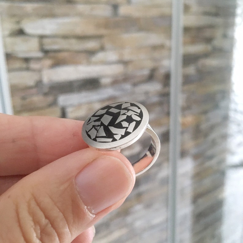 Mooie kleine ronde ring met zilver mozaïek in zwart koud-emaille, edelsmid ontwerp afbeelding 8