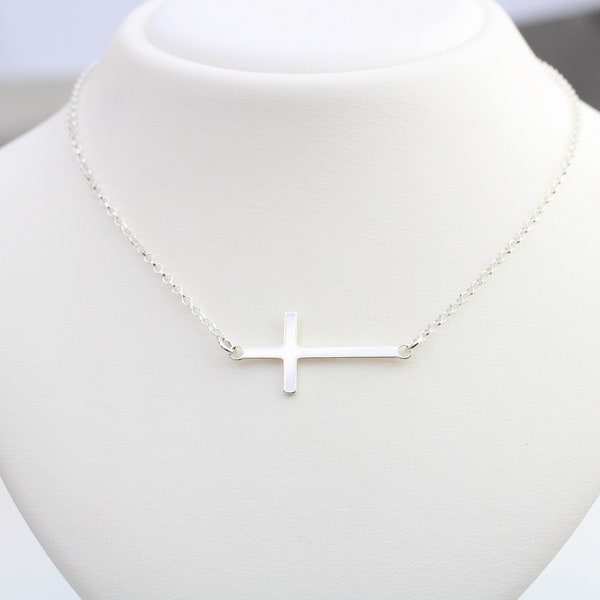 Collier croix latérale en argent sterling - disponible en tour de cou ou en tailles standard. Cadeau de confirmation pour fille ou femme. Cadeau fête des mères.