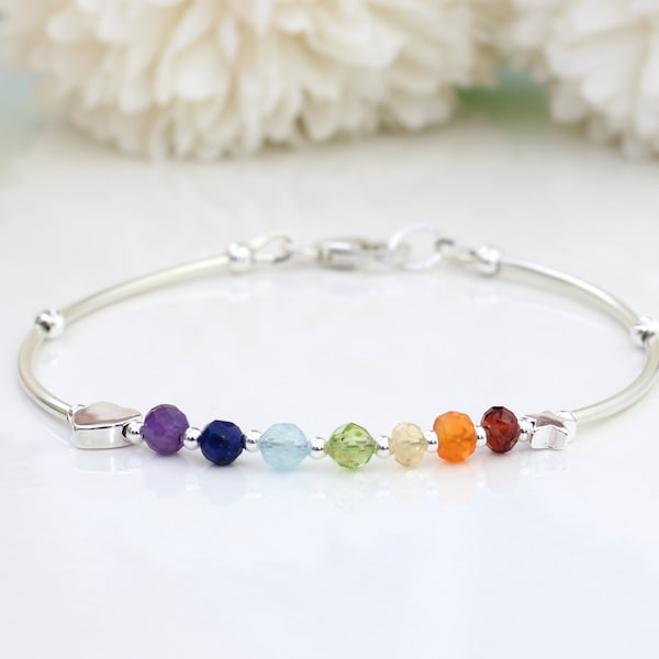 Bracelet chakra en argent - pierres précieuses - améthyste, lapis-lazuli, aigue-marine, péridot, citrine, cornaline, grenat. Cadeau fête des mères.