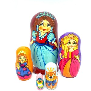 HECHO EN UCRANIA Nesting Doll Cartoon Heroes 4.3 "Handmade Nesting Doll Hand Painted Collectible Gift Funny Gift for child Toy
