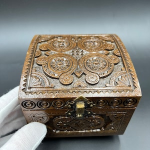 Scatola ucraina intagliata a mano Scatola di legno dipinta a mano Scatola per gioielli Regalo per il regalo della madre Scatola esclusiva Scatola fatta a mano