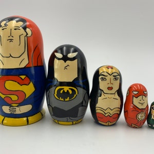 Hecho en Ucrania Cartoon Nesting Doll Super Heroes Muñeca pintada a mano 5pieces Regalos divertidos Decoración de la habitación de los niños Juguetes de madera para los niños