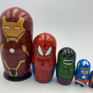18,8 cm Höhe Cartoon Nesting Doll Comics Helden Handgemachte Puppe Handgemaltes Sammler Geschenk Lustiges Geschenk Geschenk für Kind
