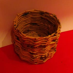 Cestino per la carta realizzato con cannucce di giornale arrotolato. Ideale sotto  scrivanie in studi e case per differenziare rifiuti.