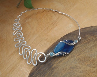 Collier bohème chic fait main Collier tendance Collier bleu asymétrique Ras de cou inhabituel Collier design Collier en fil d'argent Collier frappant