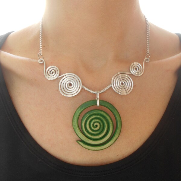 Collier spirale Collier plastron métal Collier tourbillons aluminium Collier fil d'argent Collier vert original