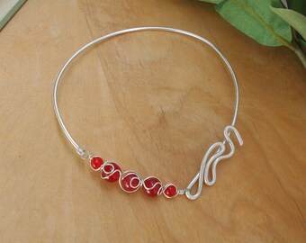 Rote Halskette aus Aluminium, abstrakte Halskette, modische Halskette aus Metall, handgefertigte Boho-Halskette, Silberdraht-Halskette, moderne coole Halskette