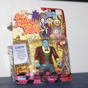 Addams Family Lurch (1992) Giocattolo Sealed Playmates Card 1990 Morticia Gomez Pugsley Thing Cousin It Coffin Car Adams Haunted House
