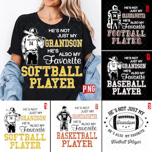 以下が含まれることがあります： ソフトボールのグラフィックと「He's Not Just My Grandson, He's Also My Favorite Softball Player」というテキストが入った黒いTシャツ。追加のデザインには、野球、バスケットボール、フットボールのグラフィックが含まれています。