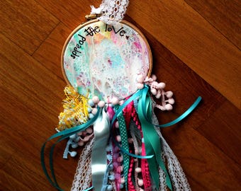 Dreamcatcher tiffany, Wedding favour Spread the love, hand painted dream catcher, bohemien, gipsy decor, rainbow decor, boho nursery, tribal