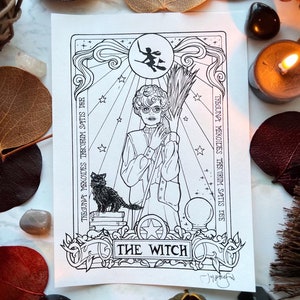 Può includere: Illustrazione in bianco e nero della carta dei tarocchi "La Strega". L'immagine presenta una donna che tiene una scopa, un gatto nero e una palla di cristallo. Una strega vola su una scopa nella luna. La carta ha bordi decorativi e testo.