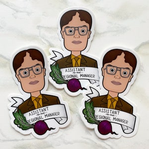 Puede incluir: Tres pegatinas con un personaje de dibujos animados con cabello casta&ntilde;o, gafas y un traje marr&oacute;n. Cada pegatina tiene una pancarta que dice "Asistente del gerente regional" con una remolacha debajo.