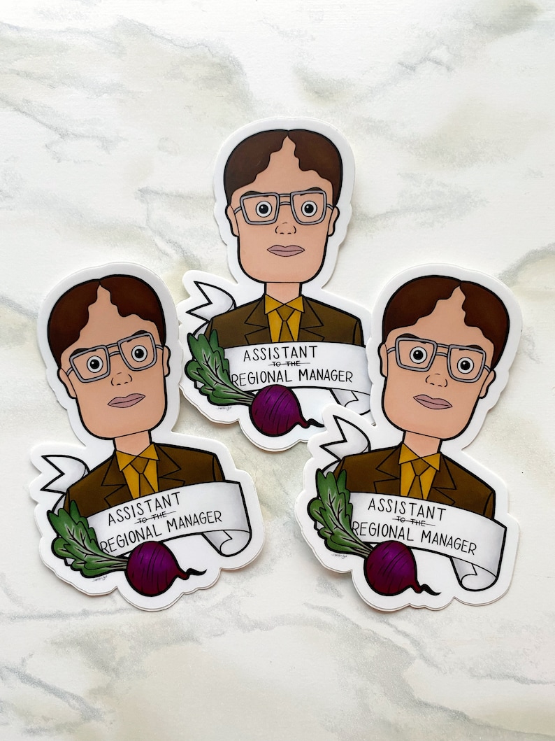 Puede incluir: Tres pegatinas con un personaje de dibujos animados con cabello casta&ntilde;o, gafas y un traje marr&oacute;n. Cada pegatina tiene una pancarta que dice "Asistente del gerente regional" con una remolacha debajo.