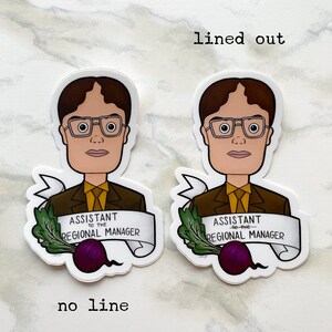Puede incluir: Dos pegatinas de un personaje de dibujos animados con cabello casta&ntilde;o, gafas y un traje marr&oacute;n. El personaje sostiene una remolacha y un rollo con el texto "Asistente del gerente regional". Una pegatina tiene un contorno negro, y la otra pegatina tiene un contorno blanco.