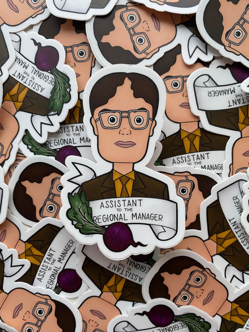 Puede incluir: Una colecci&oacute;n de pegatinas con un personaje de dibujos animados con gafas y una remolacha. Las pegatinas tienen el texto "Assistant to the Regional Manager".