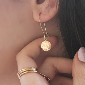 Gold Filled Ohrhänger, Gold Filled Ohrhänger gehämmert Kreis Ohrringe, Muttertagsgeschenk, Petite Disc Schmuck