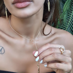 Lange Lariat Halskette, Boho Halskette für Frauen, Drop Y Halskette, Minimalist Schmuck, Zierliche Feder Ketten Halskette