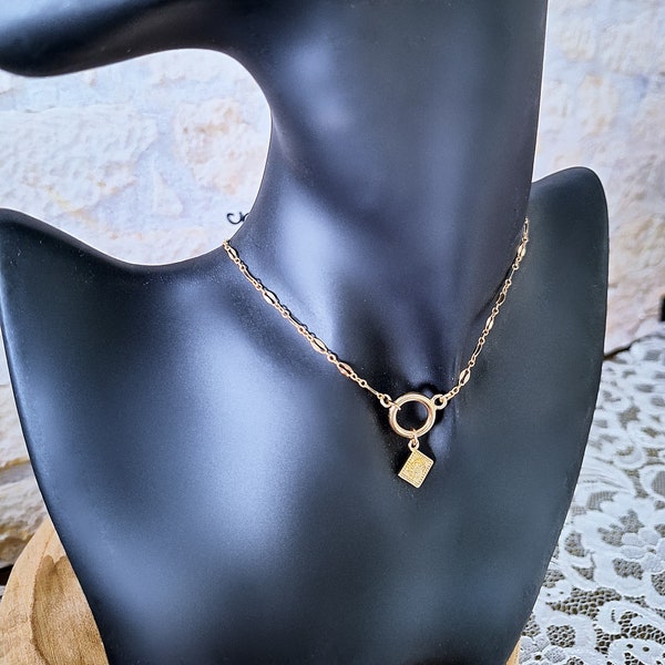 Feines Goldfilled Halsband, diskretes Tageshalsband, zierliche Choker-Halskette, Goldkette mit offenem Kreis und quadratischer Münze, Karma-Kette
